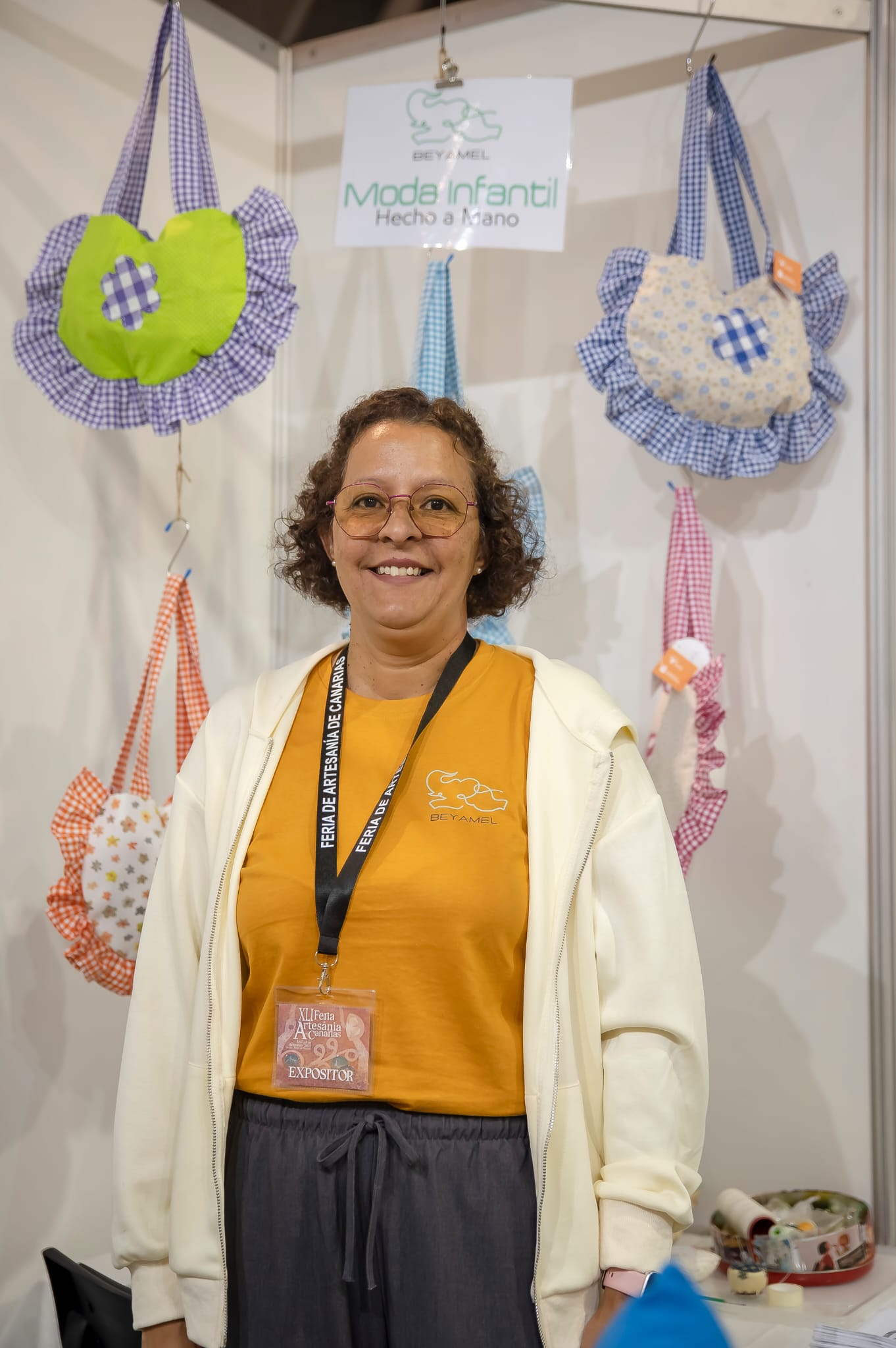 Mary Yamel Hernández con piezas textiles de BEYAMEL